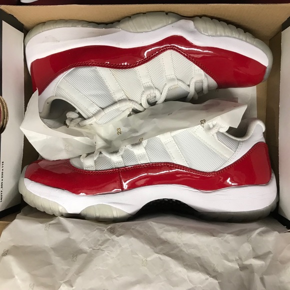 //SOLD// Air Jordan 11 Retro lows - Picture 2 of 4